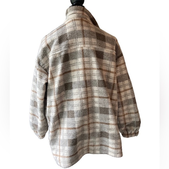 Universal Threads Shacket - Picture 5 of 7